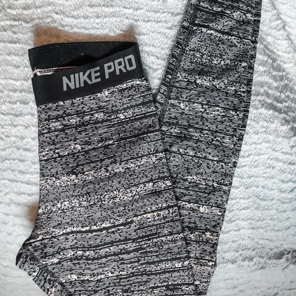 Nike Pro Leggings - Picture 2 of 4